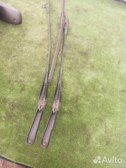 Поводок дворников передний Ford Focus 2008