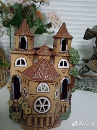 Замок с башенками 28 см