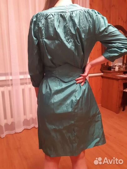 Яркое изумрудное платье