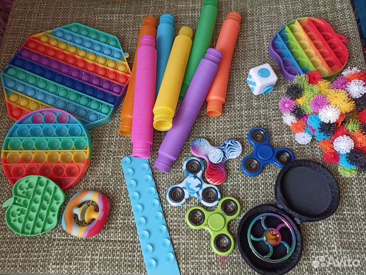 Поп ит, киндеры, прыгуны