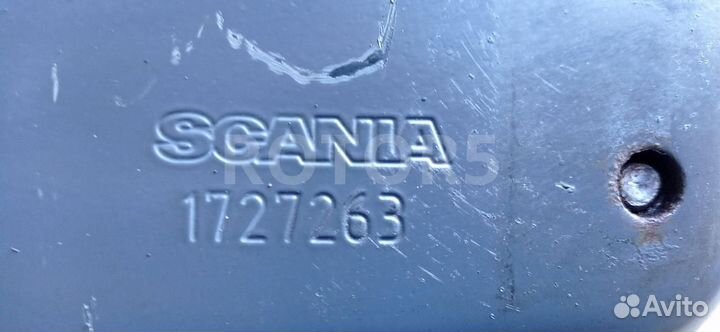 Кронштейн решетки радиатора левый Scania P 5 2011