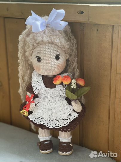 Вязаная кукла школьница первоклассница