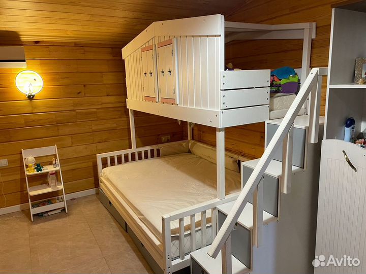 Двухъярусная кровать домик