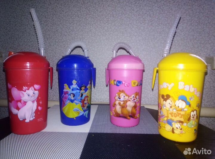 Набор пластиковых стаканов с трубочками