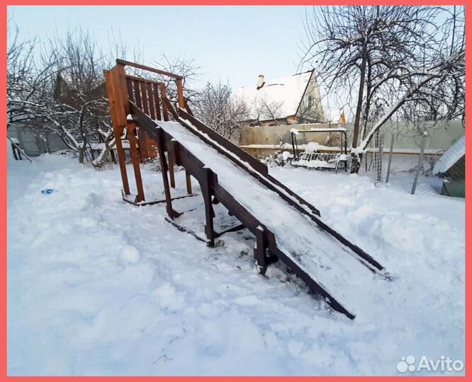 Зимняя деревянная заливная горка