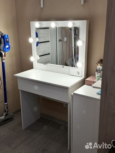 Гримерный столик с зеркалом и подсветкой