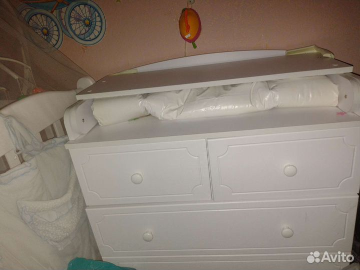 Детская кроватка с маятником и пеленальным комодом