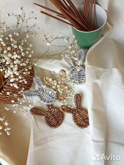 Украшения плетеные зайчики