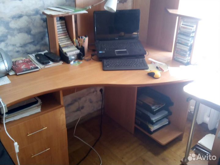 Стол компьютерный вместительный б/у