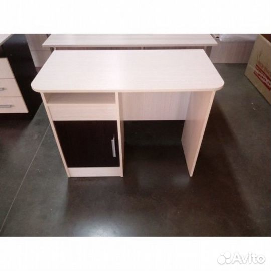Компьютерный стол в наличии 2 цвета