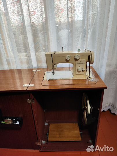 Швейная машина 
