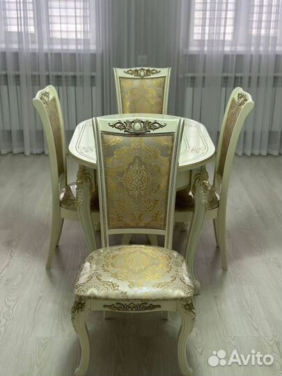 Обеденный стол и стулья