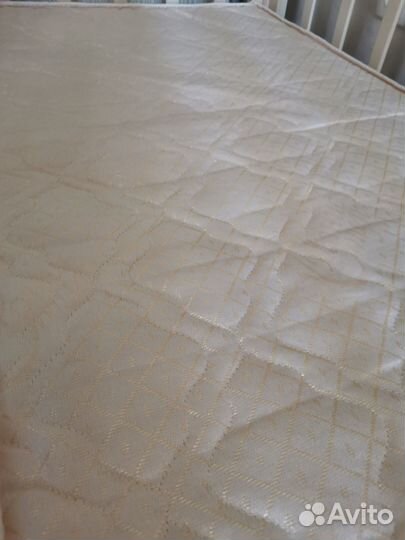 Детская кроватка с маятником