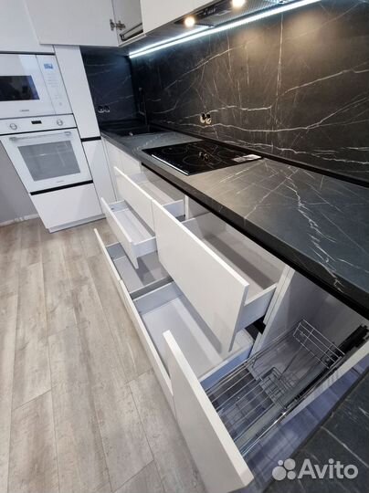 Кухня угловая с высокими шкафами