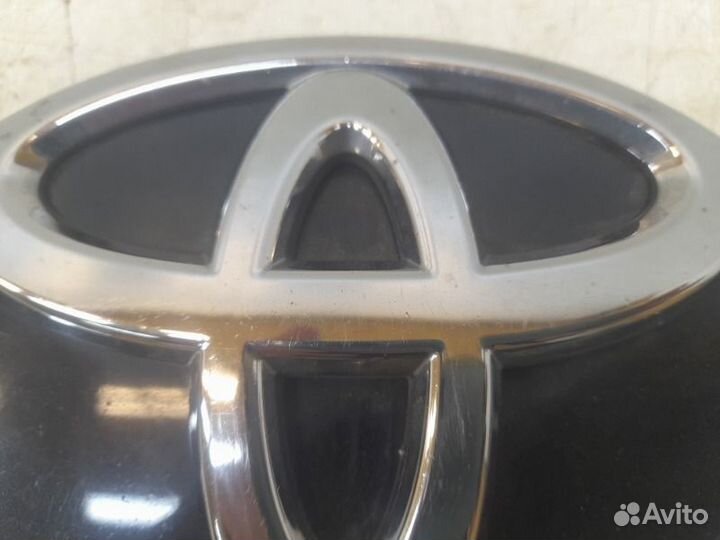 Эмблема решетки радиатора Toyota Camry XV70