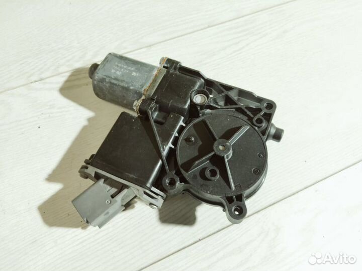 Мотор стеклоподъемника передний правый Opel Astra