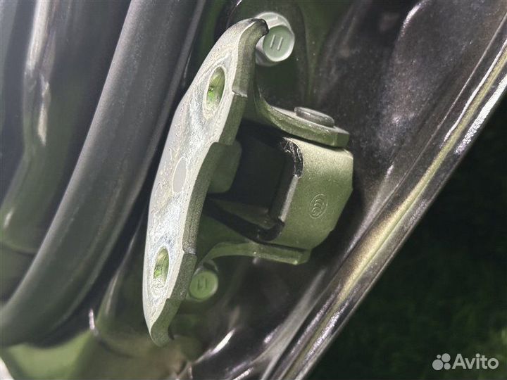 Петли двери передние левые Toyota Aqua NHP10