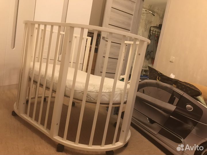 Детская кроватка и пеленальный комод