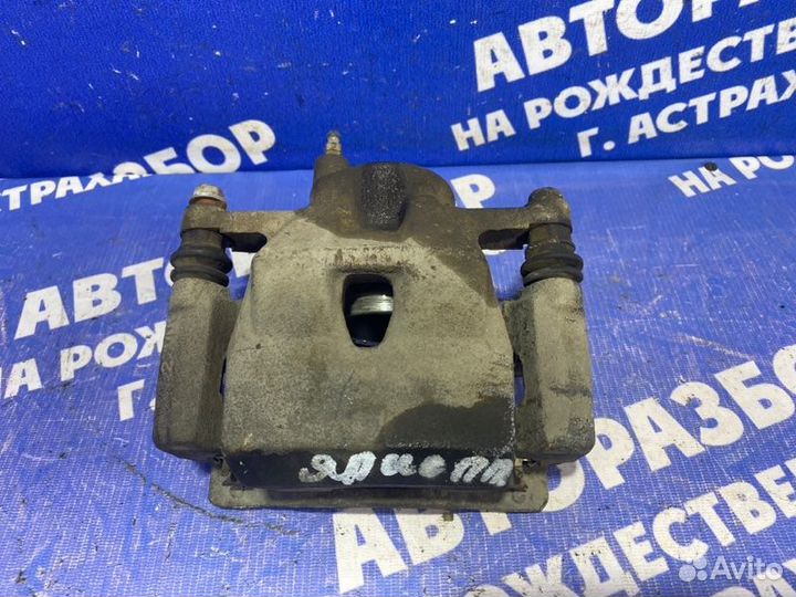 Передний правый суппорт Toyota Yaris хэтчбек 2NZ