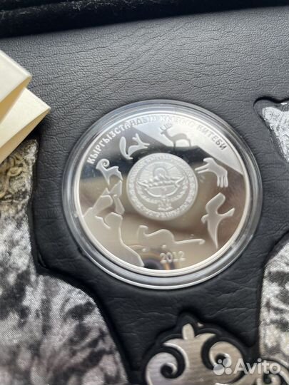 Монета 10 сом 2012. Снежный Барс. Красная книга