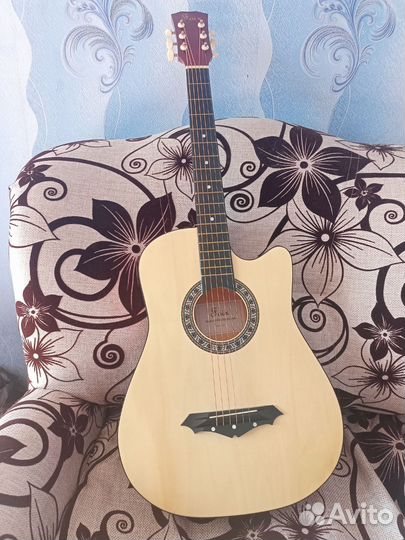 Акустическая гитара для подарка