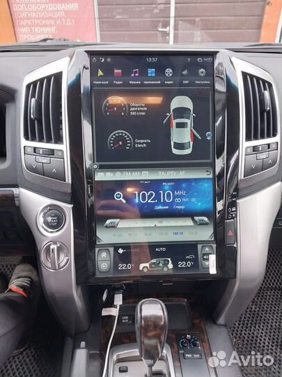 Штатная магнитола в стиле Tesla Toyota LC200