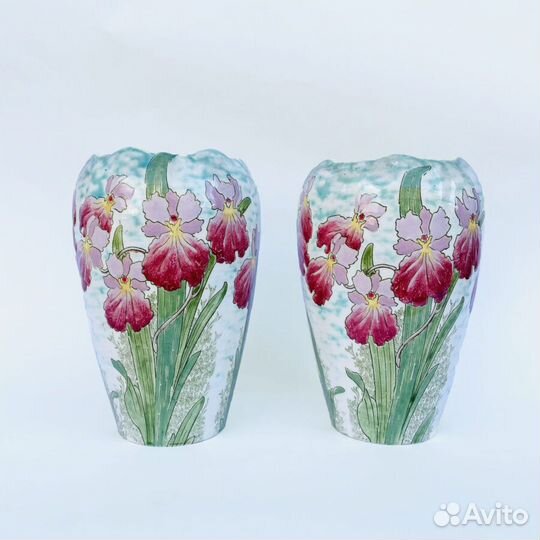 Пара антикварных ваз с ирисами начала XX века