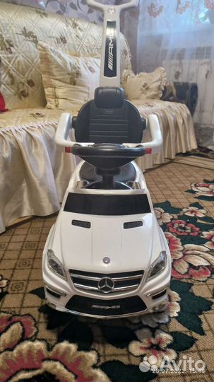 Детская машина каталка с ручкой