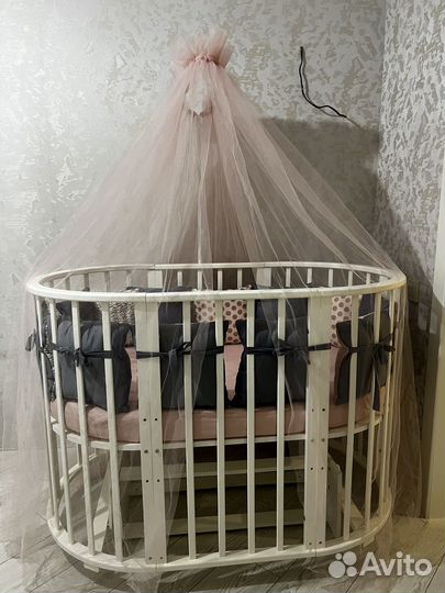 Детская кроватка с маятником