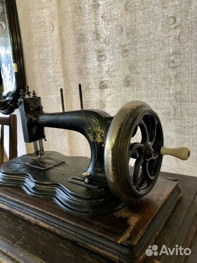 Старинная швейная машинка