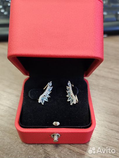 Золотые серьги с топазами