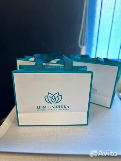 Бумажные пакеты с печатью логотипа. Коробки. Бирки