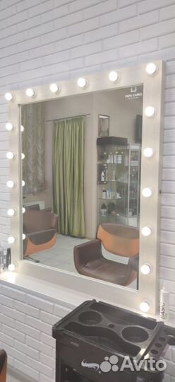 Гримерное зеркало с лампочками