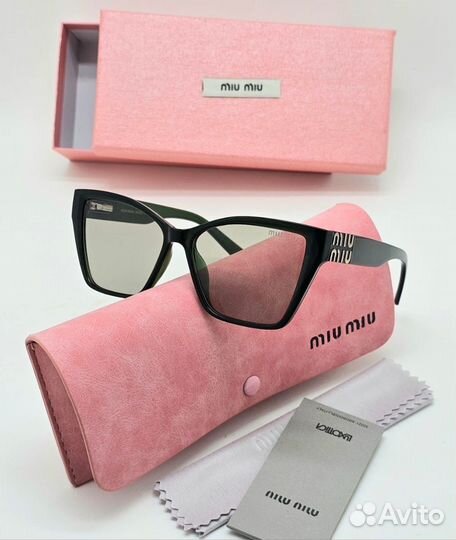 Солнцезащитные очки Miu Miu