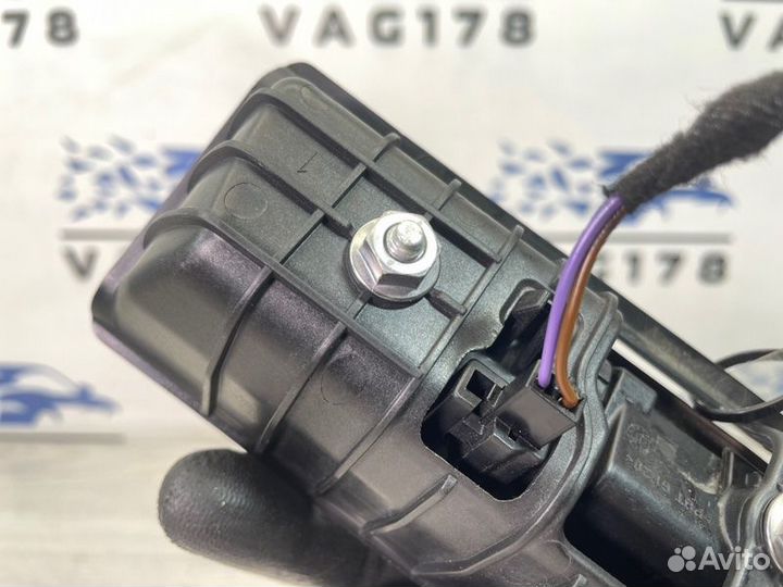 Кнопка открывания багажника Volkswagen Jetta 6 1.4