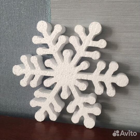 Снежинки из пенопласта