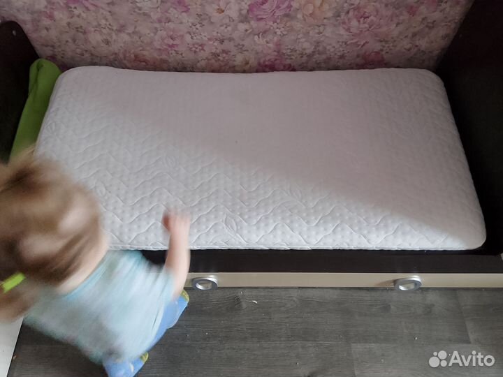 Детская кровать с маятником