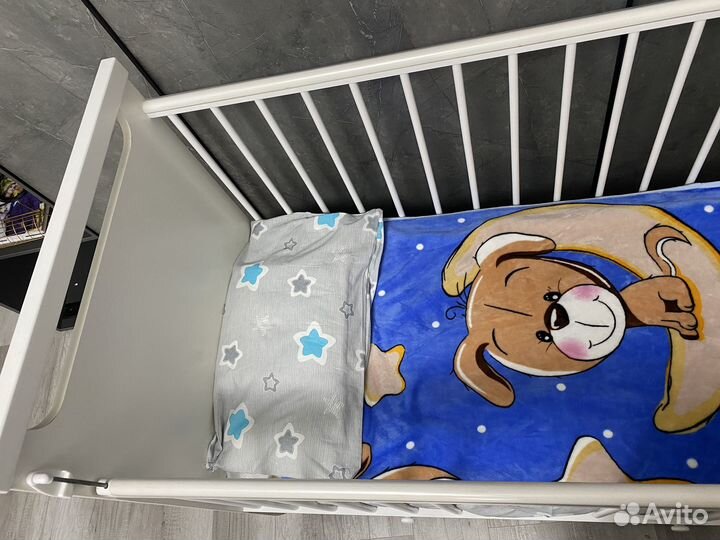 Детская кроватка с маятником и ящиком