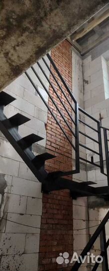 Лестница на металлокаркасе на центральном косоуре