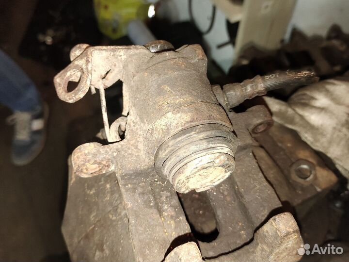 Суппорт задний левый,правый Фольксваген Пассат б3