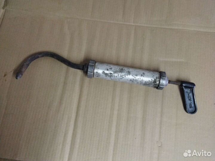 Шприц масленка для смазки узлов автомобиля