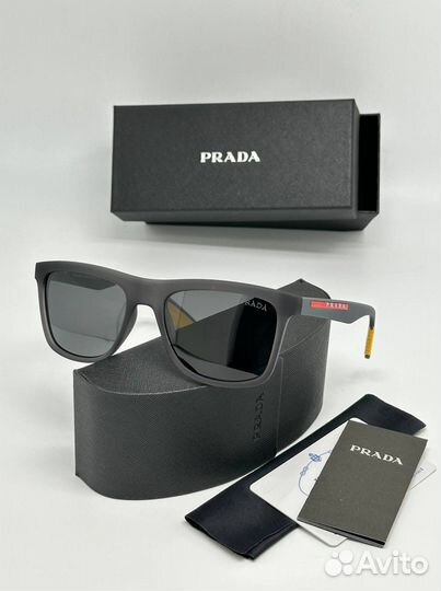 Солнцезащитные очки Prada