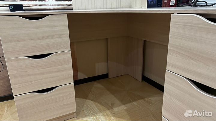 Письменный стол