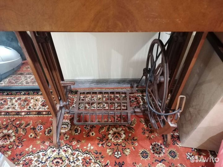 Швейная машина Лада ножная с деревянной станиной