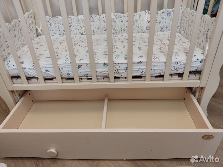 Детская кроватка с маятником и ящиком