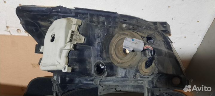 Фара toyota avensis 250