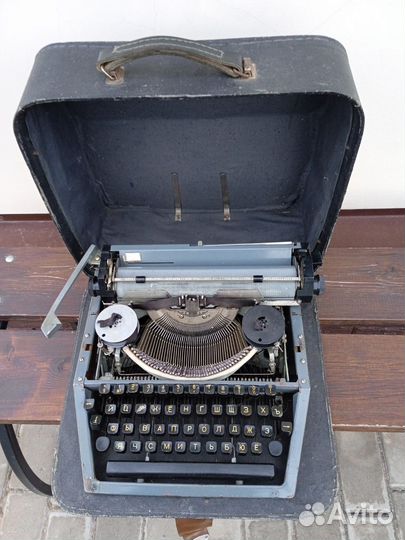 Портативная печатная пишущая машинка