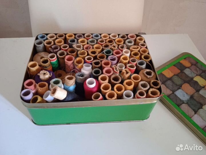 Жестяная коробка СССР с нитками