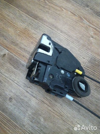 Замок задней левой двери тойота королла 150