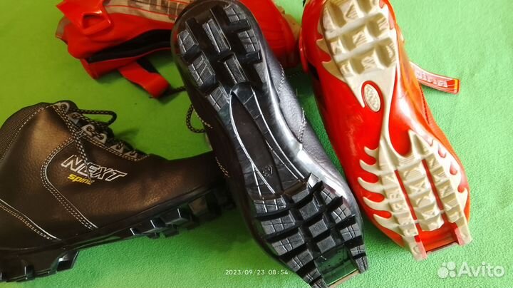 Беговые лыжи, палки, ботинки, лыжные брюки